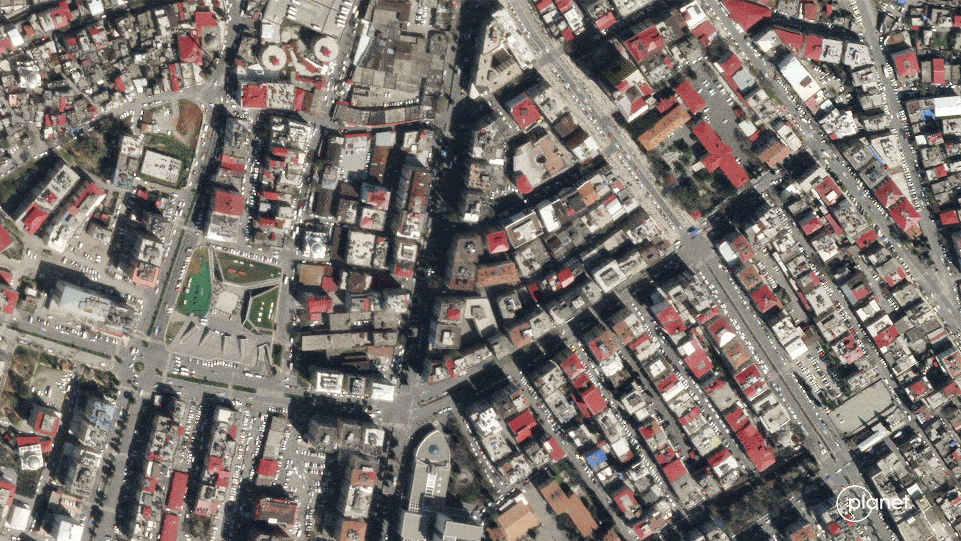 Budynki w miejscowości Ahramanmaras, Turcja. Źródło zdjęcia satelitarnego: Planet Labs
