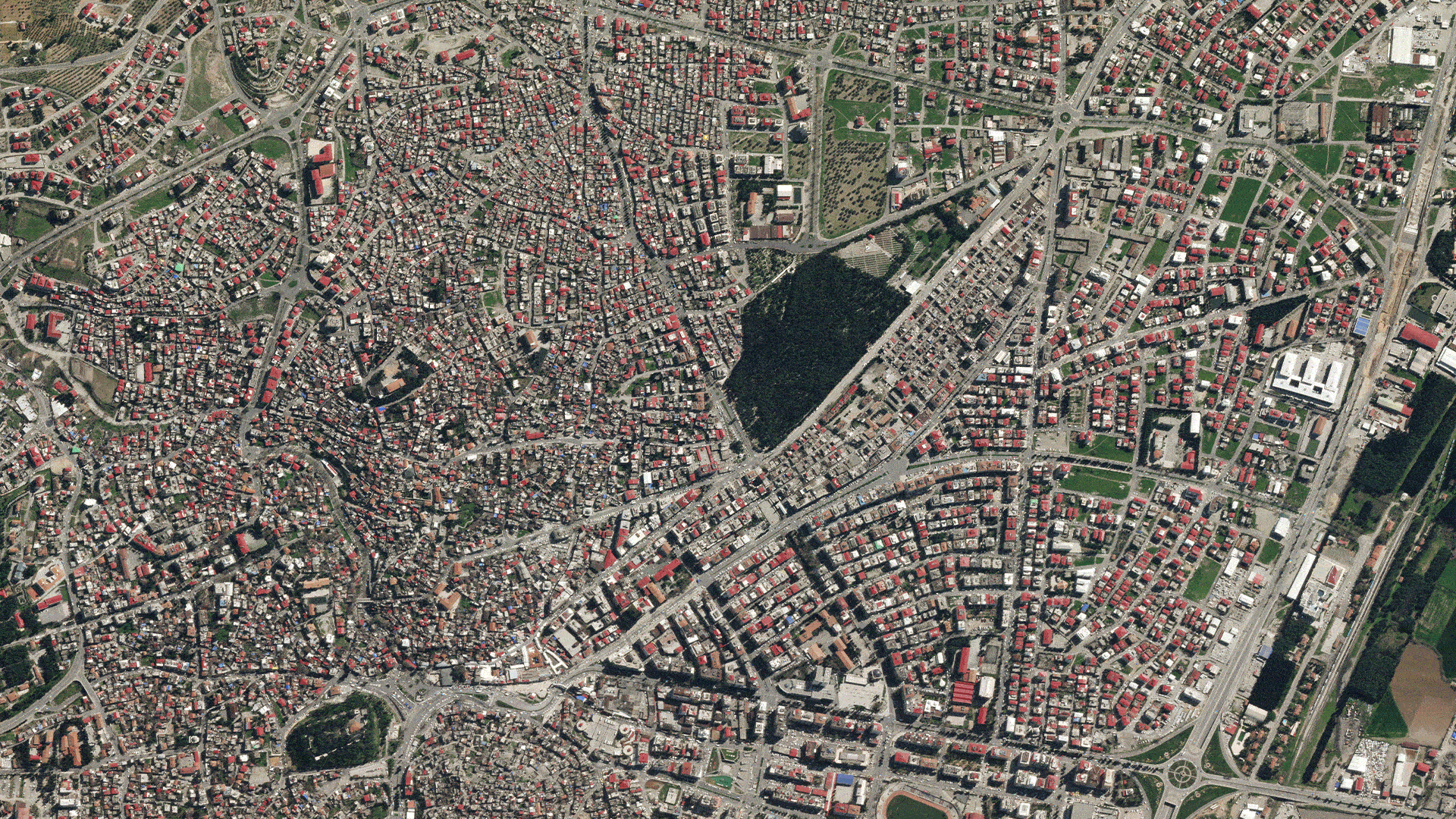 Budynki w miejscowości Ahramanmaras, Turcja. Źródło zdjęcia satelitarnego: Planet Labs