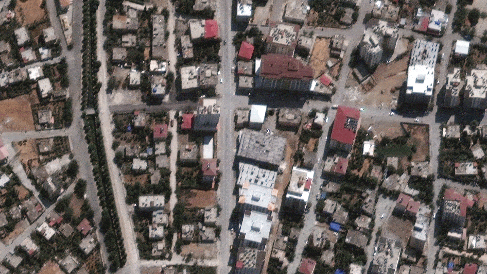 Budynki w miejscowości Nurdagi przed i po trzęsieniu, Źródło zdjęcia satelitarnego: Maxar Technologies