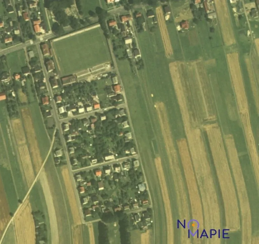 Ul. Rybacka w Ostropie na archiwalnym zdjęciu lotniczym z 1997 roku - Geoportal Krajowy Na Mapie.