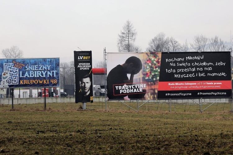 Billboardy w drodze na Zakopane, fot. wysokieobcasy.pl