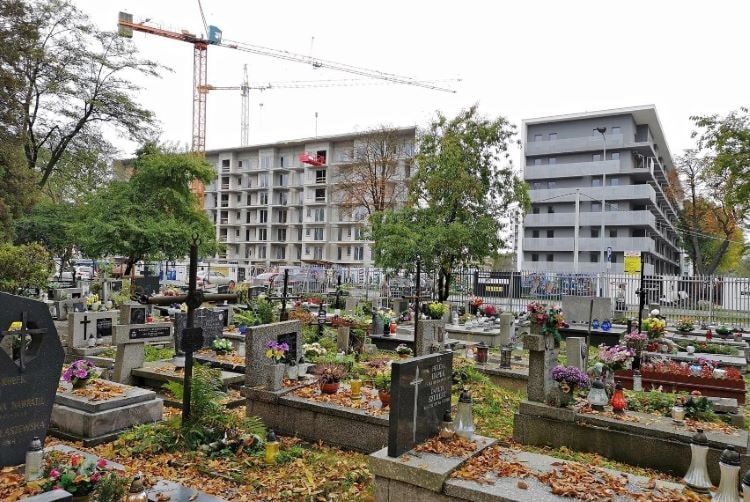 Osiedla memento mori - przy cmentarzu Batowickim, FOT. gazetakrakowaska.pl