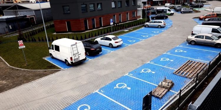 Parking wyłącznie dla osób z niepełnosprawnościami? fot. businessinsider.com.pl